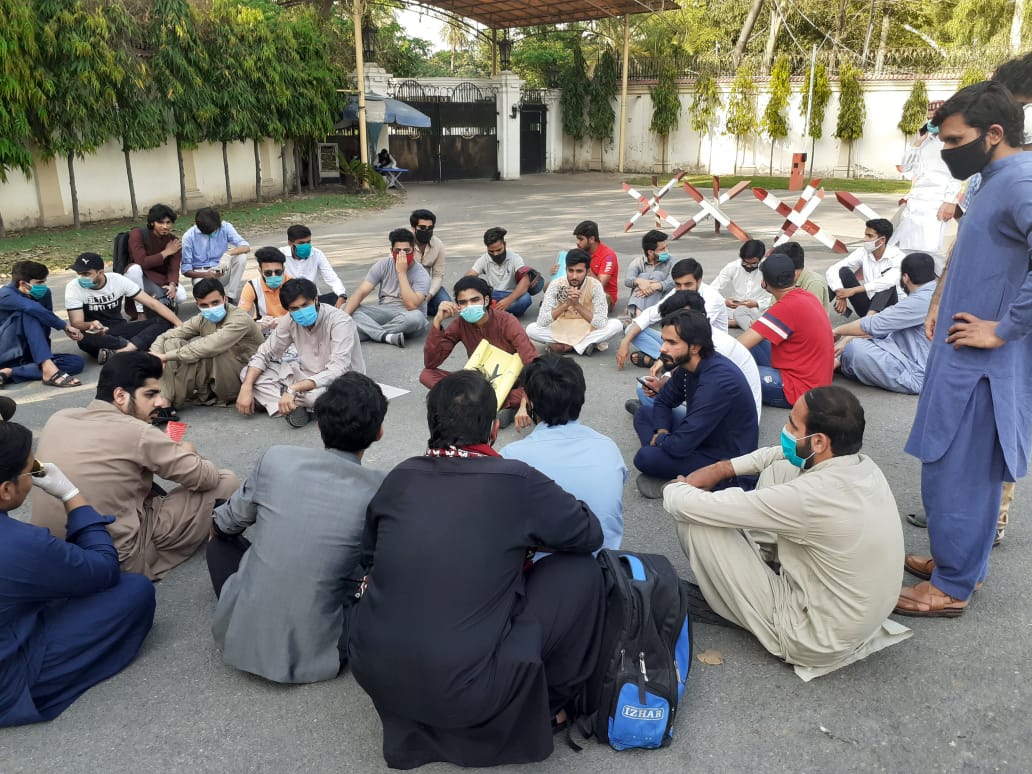 ایجوکیشن مافیہ کے خلاف طلبہ کا گورنر ہاؤس کے سامنے احتجاجی مظاہرہ