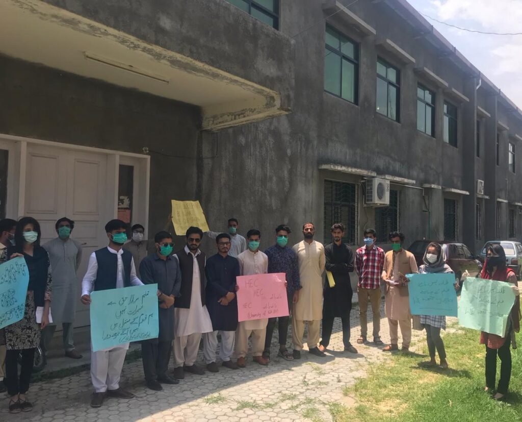 آزاد جموں و کشمیر: انٹر نیٹ مسائل حل کئے بغیر آن لائن کلاسوں کے اجراء کے خلاف جامعہ کوٹلی کے طلباء کا احتجاج