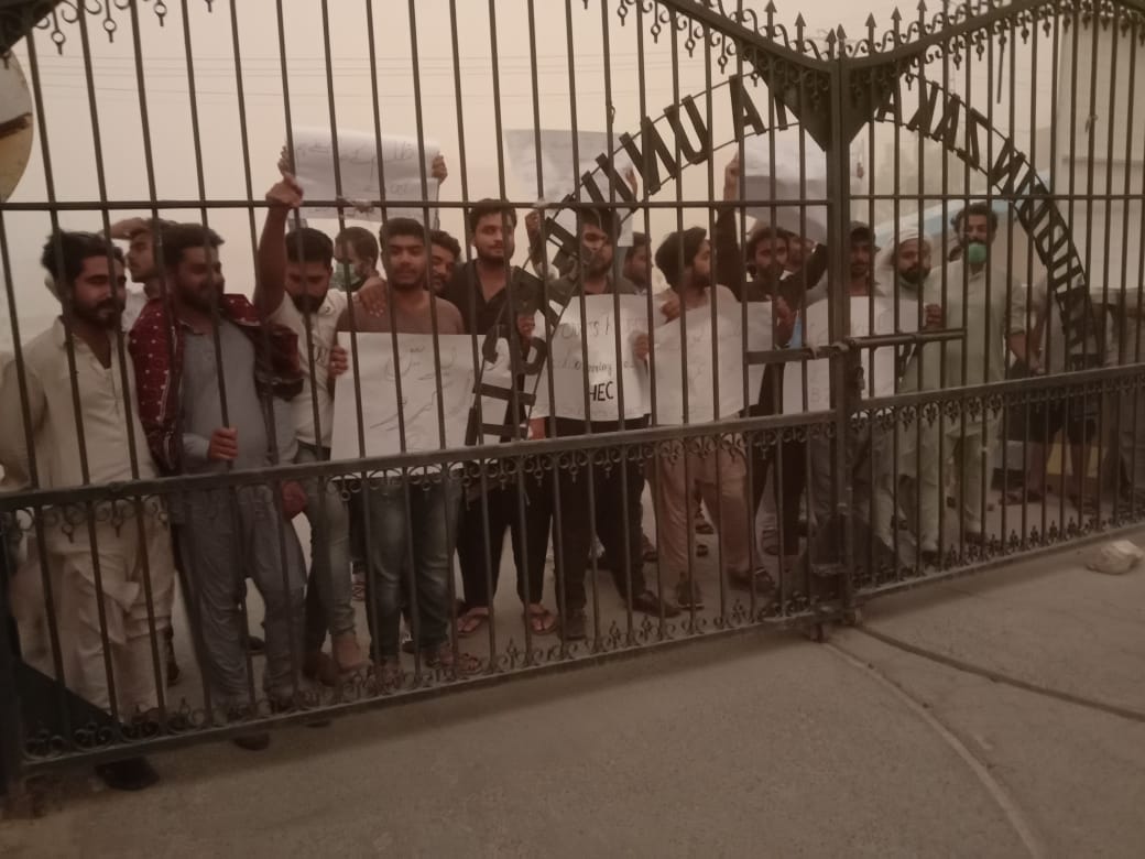 ملتان: بہاالدین زکریا یونیورسٹی فیسوں اور آن لائن کلاسز کے خلاف طلبہ کا یونیورسٹی گیٹ پہ احتجاج