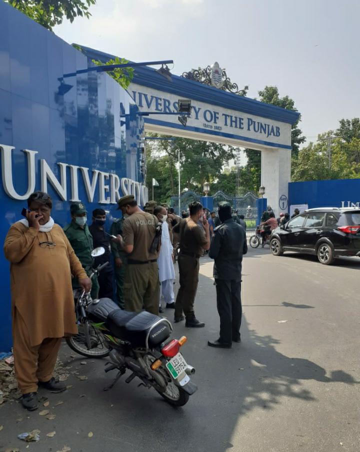 پنجاب یونیورسٹی کے چھوٹے ملازمین کا احتجاج